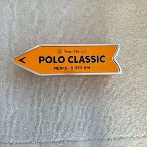 Veuve Cliquot Polo Classic storage/display arrow